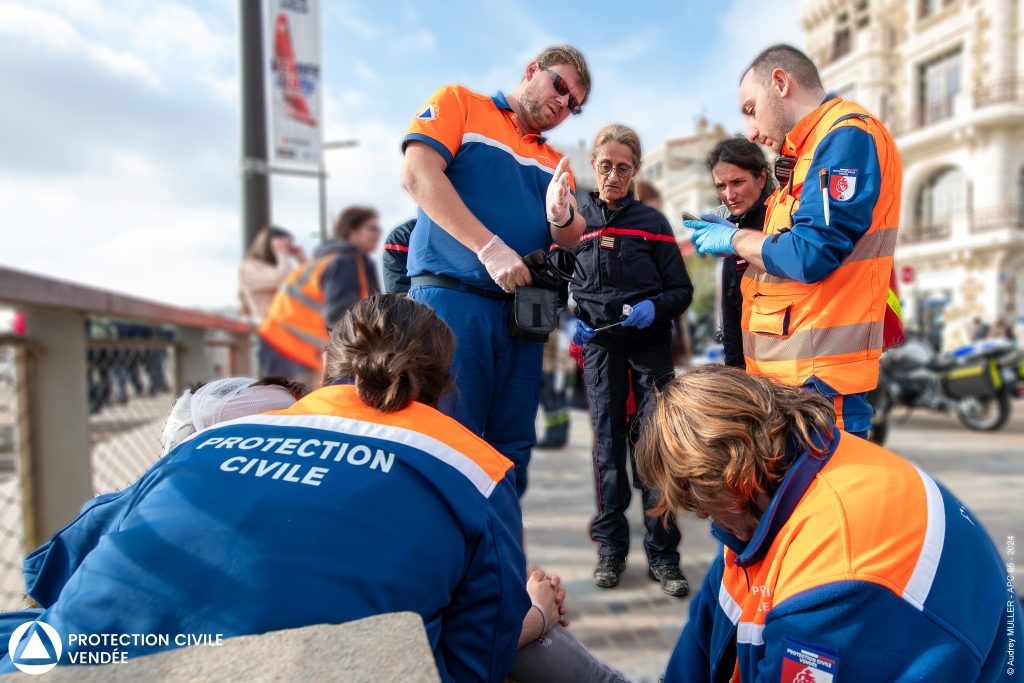 Bénévoles de la Protection Civile en pleine intervention sur le remblai des Sables d'Olonne accompagnés de 2 pompiers