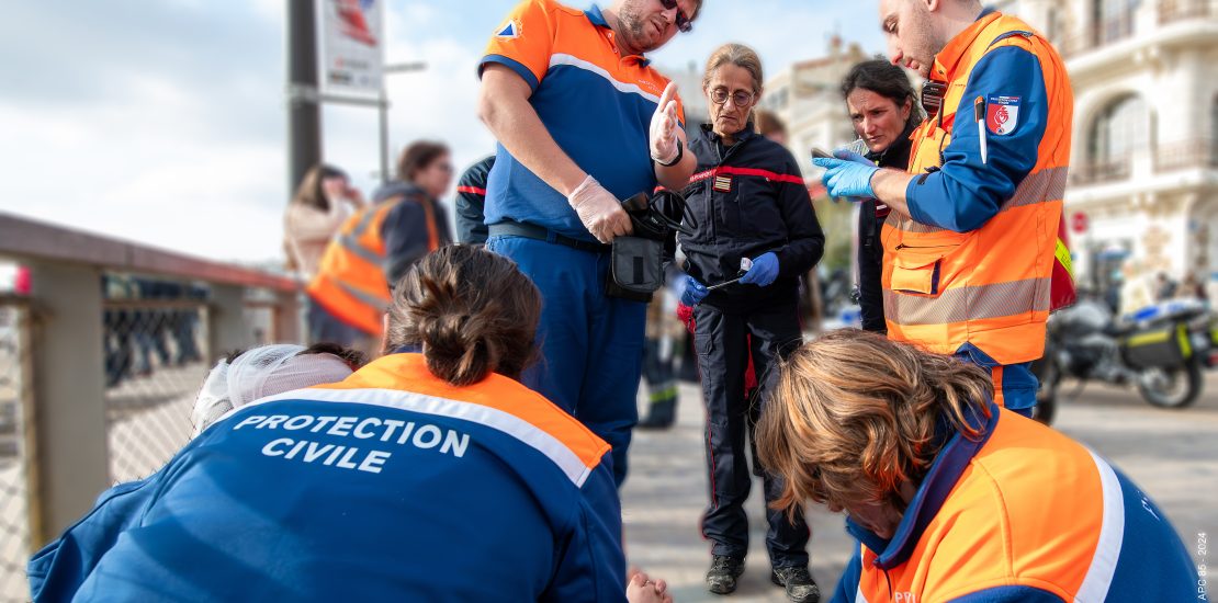 Bénévoles de la Protection Civile en pleine intervention sur le remblai des Sables d'Olonne accompagnés de 2 pompiers